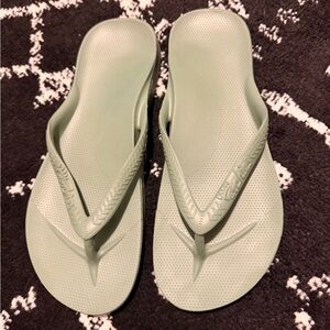 Archie’s Women's Sage Green Sandals flip flop 10